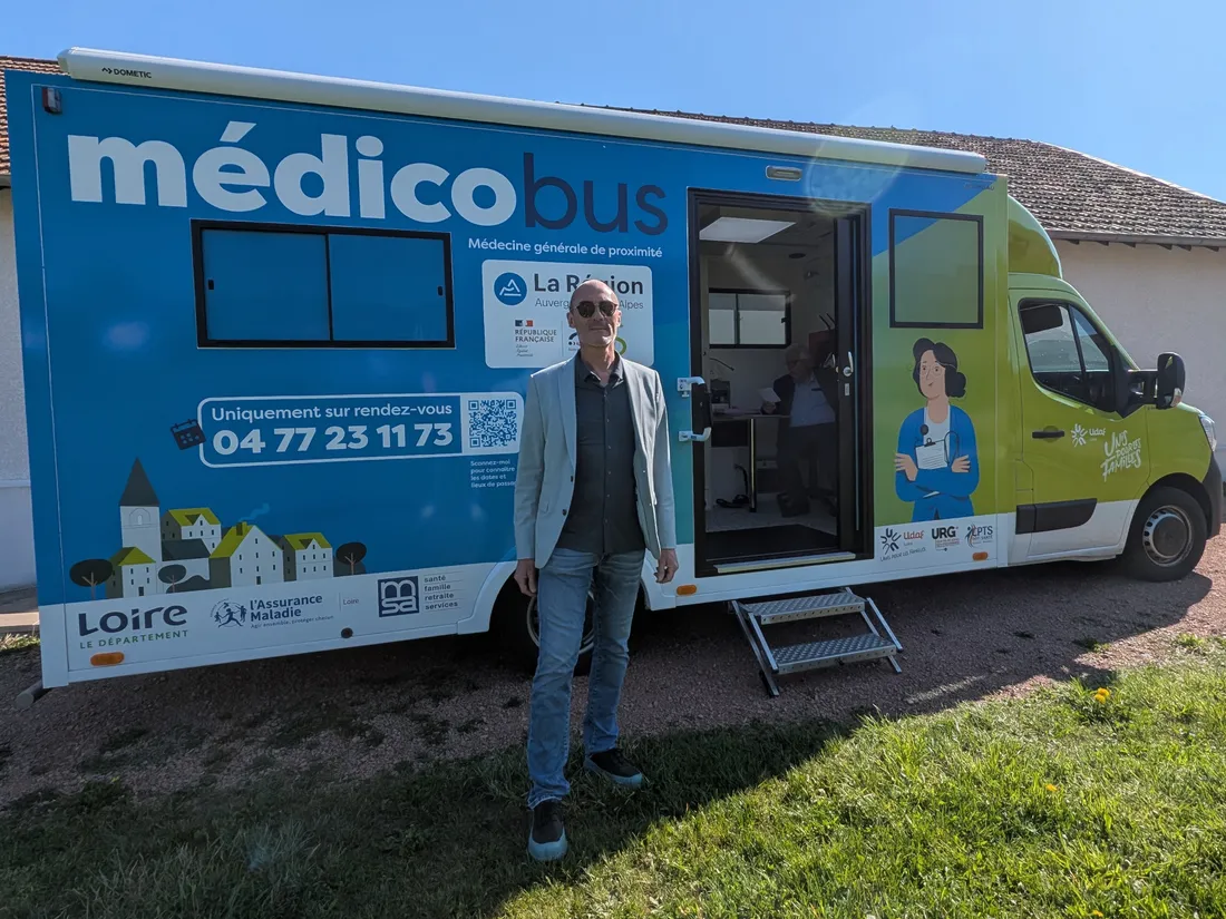 Bernard Vialatte (Udaf) devant le Médicobus à Villemontais