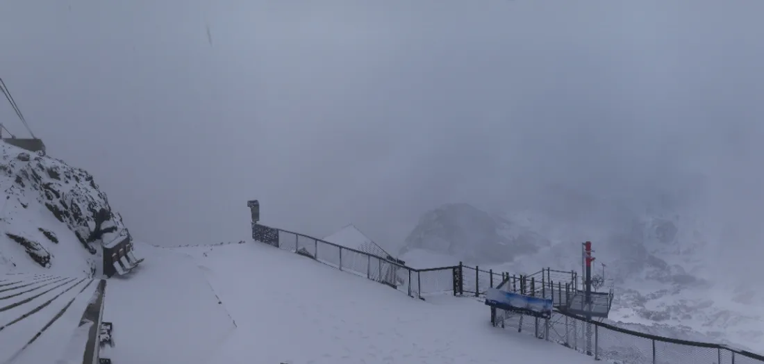 La neige a fait son retour sur les hauteurs ce 8 juillet 2025.