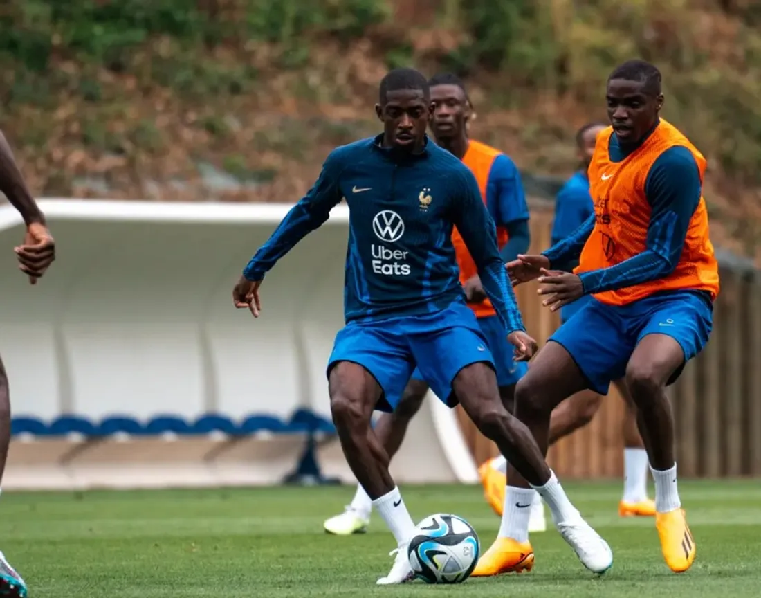 Niels Nkounkou, au duel avec Ousmane Dembélé.