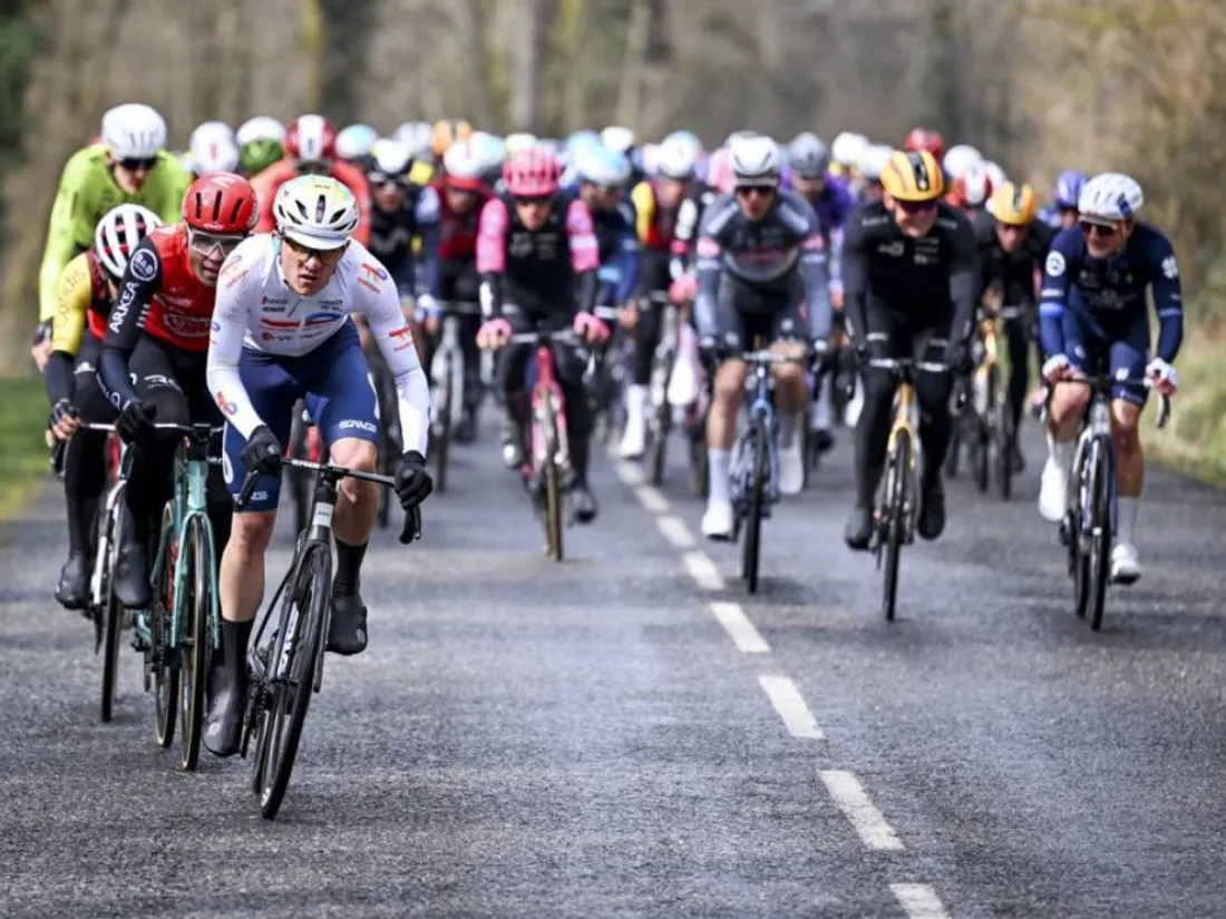 Le peloton de Paris Nice 2025