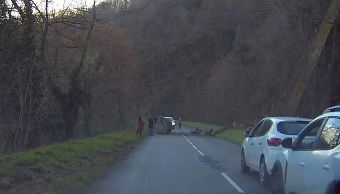 Un rocher barrait la route ce vendredi.