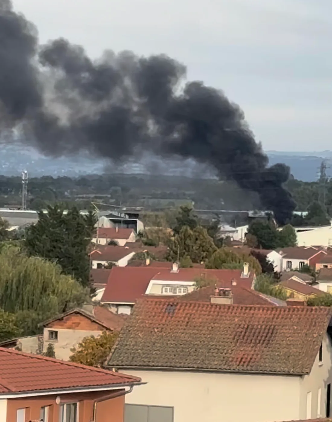 L'incendie en cours. 