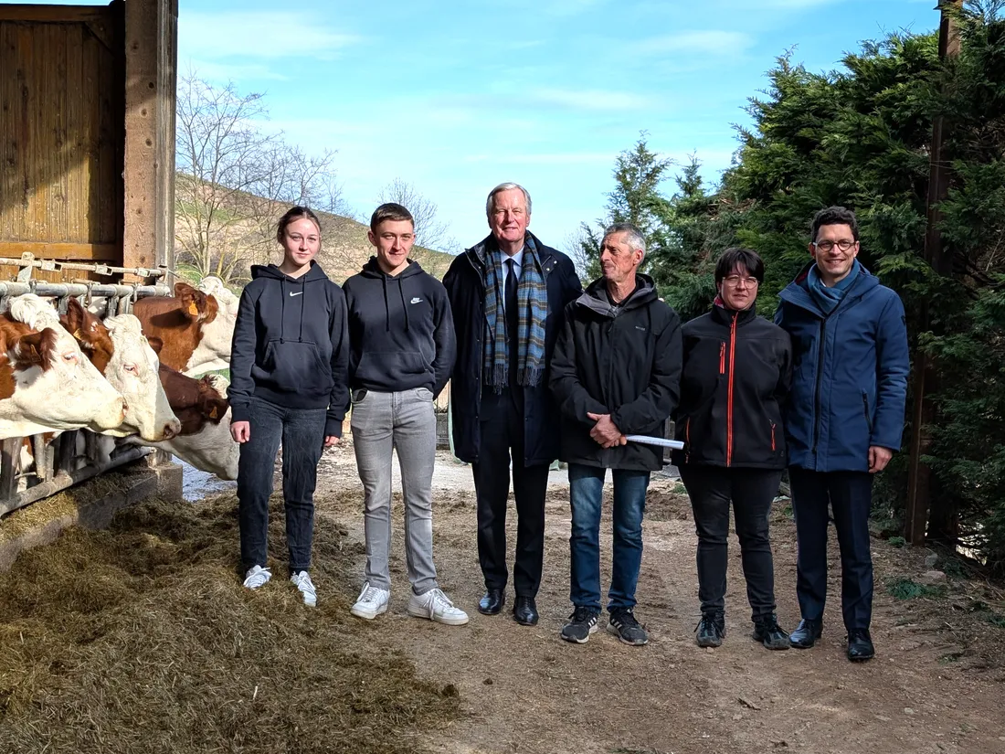 Michel Barnier et Antoine Vermorel avec la famille Muron, agriculteurs sur la Côte Roannaise