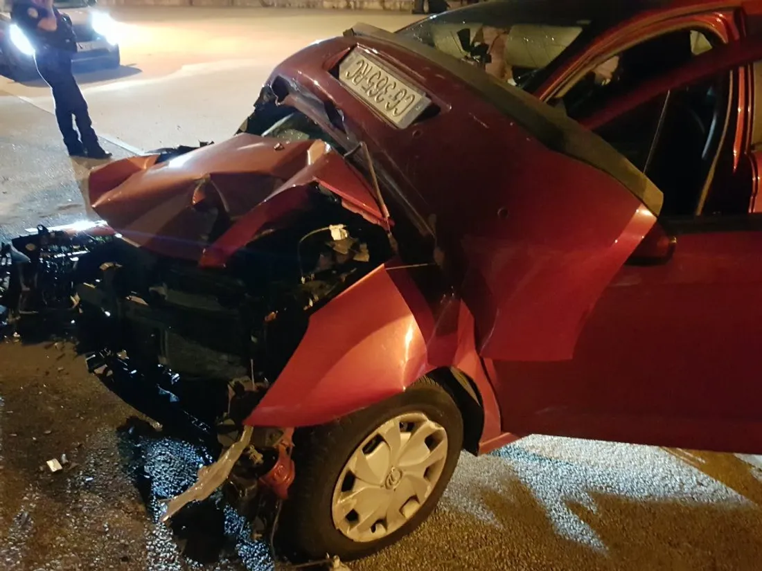 Un conducteur de 17 ans s'est encastré dans du mobilier urbain à Roche-la-Molière