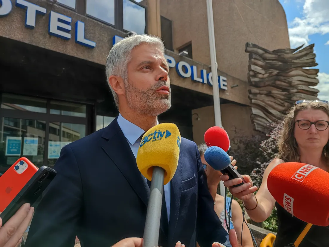 Laurent Wauquiez en visite au commissariat de Roanne