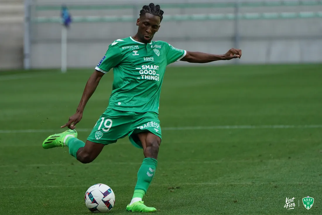Yvan Neyou sous le maillot de l'AS Saint-Etienne 