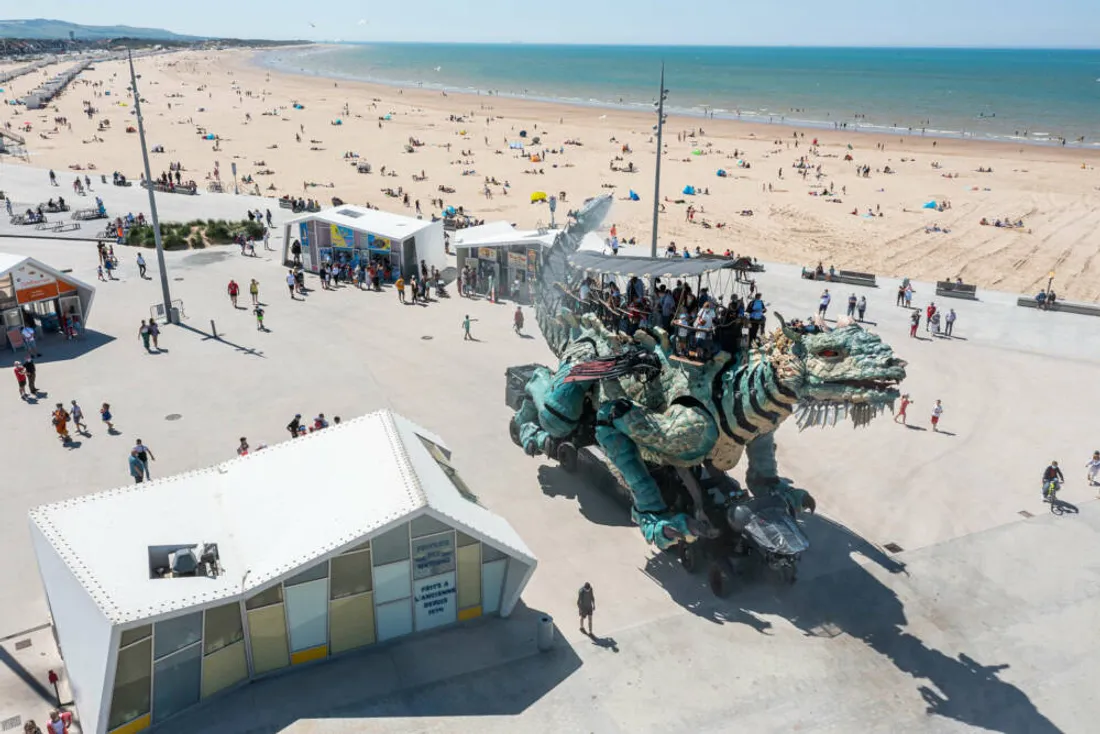 La plage de Calais et son célèbre Dragon