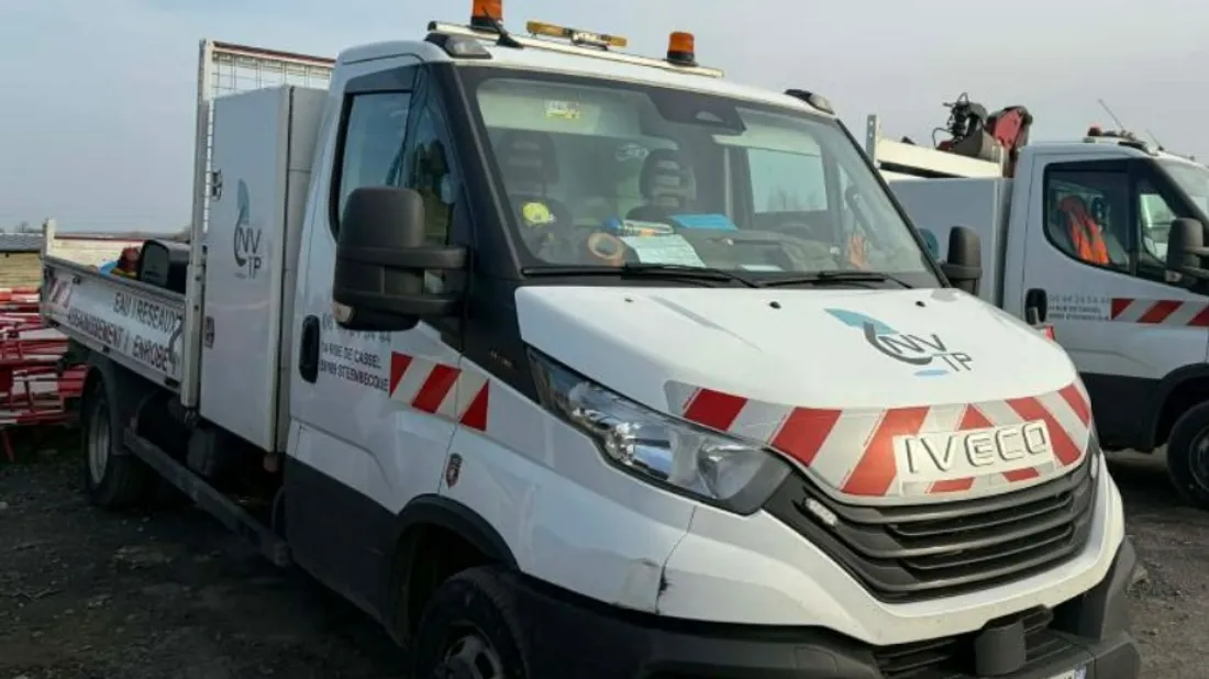 Le matériel rangé dans le coffre des camions a été volé. 