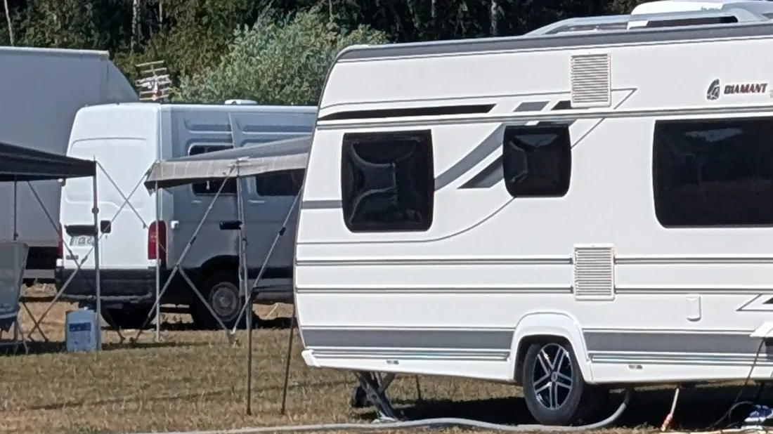Les caravanes sont installées sur le terrain de football depuis cinq jours. 