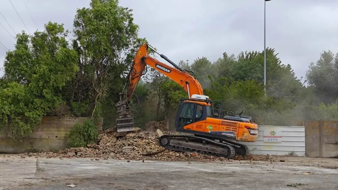 La cheminée de la Linière a été détruite ce mercredi matin. 