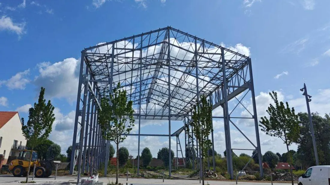 Une fois les travaux terminés, des commerces s'installeront à l'intérieur de la halle. 