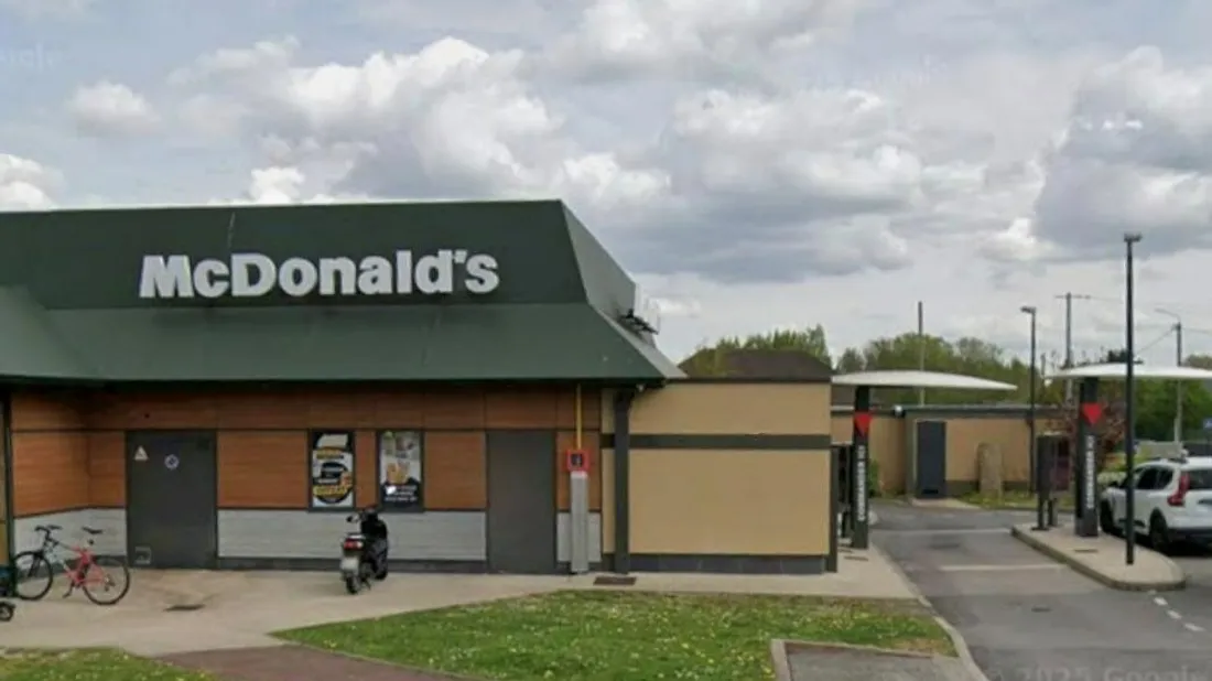 Les faits se sont produits au niveau du Mc Donald's. 