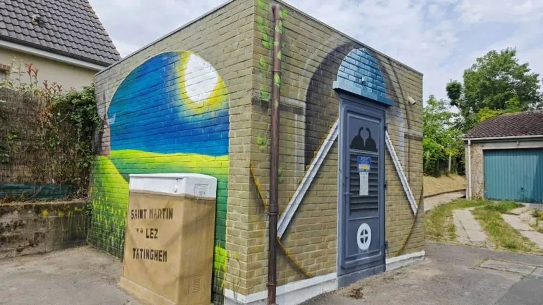 La fresque a été réalisée sur le transformateur de la Résidence de la mairie.  