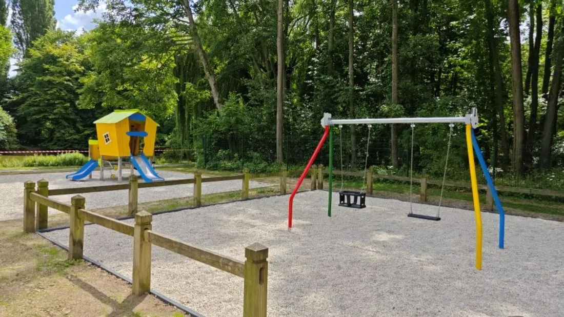 Les enfants peuvent profiter des nouveaux jeux.