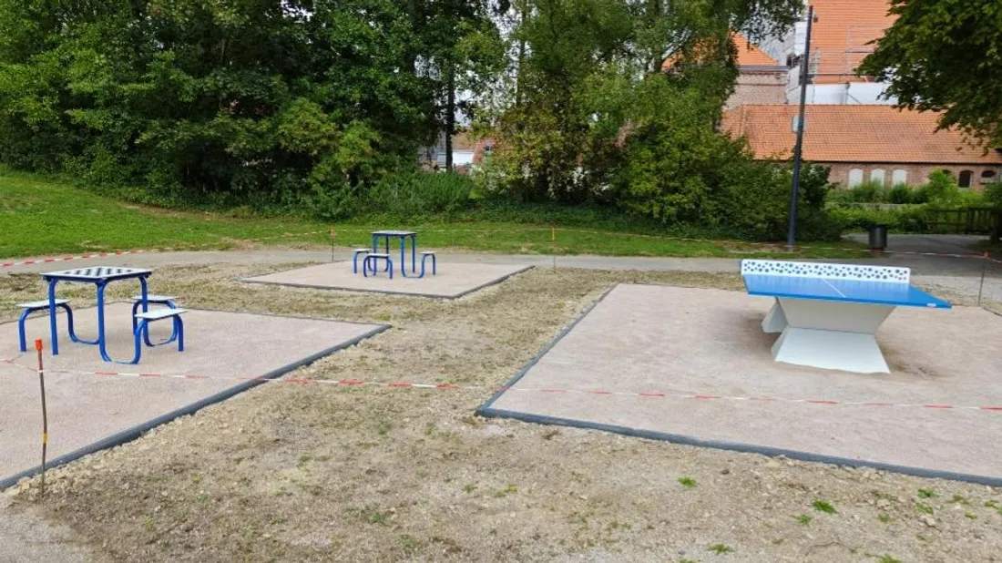 Des tables de tennis de table et des tables d'échecs sont à disposition.