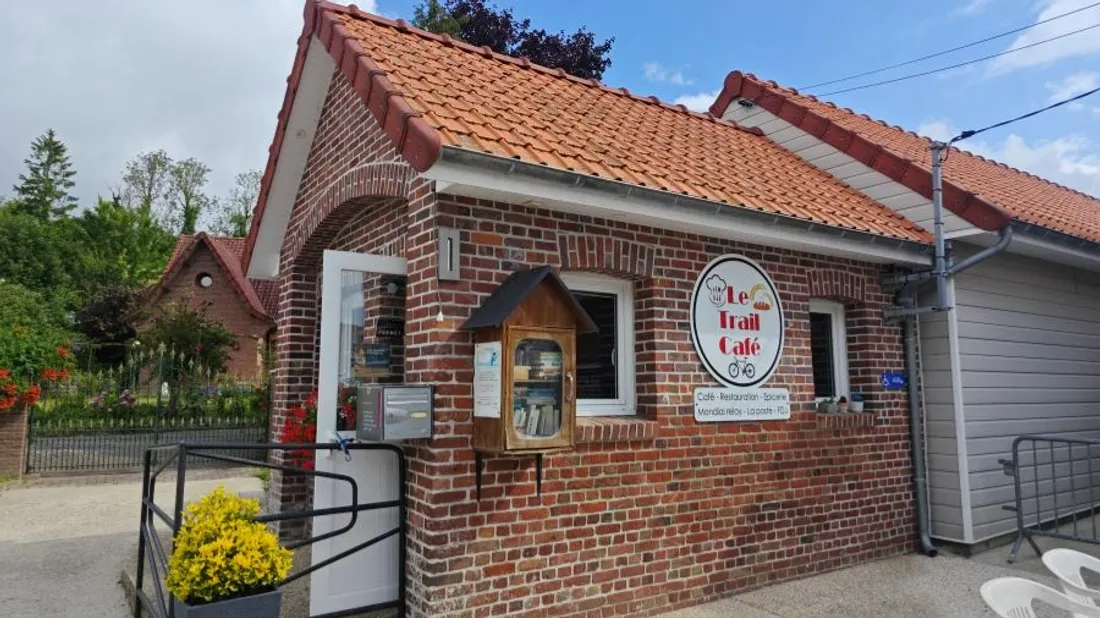 Le café est situé rue principale. 