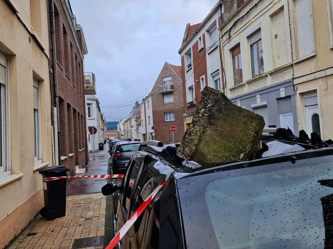 Image impressionnante de cette chute de cheminée à Calais samedi soir.