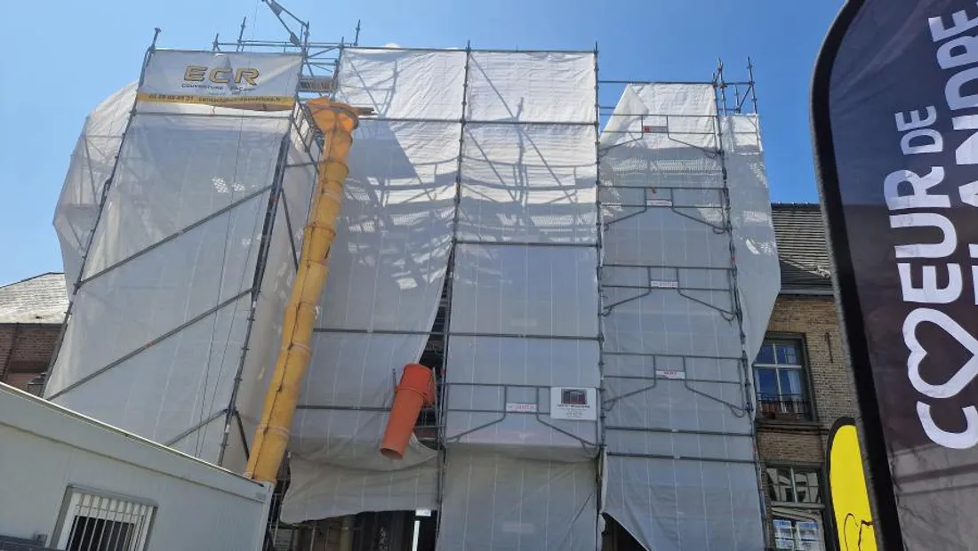 La façade nord du bâtiment est entièrement en pierre. 