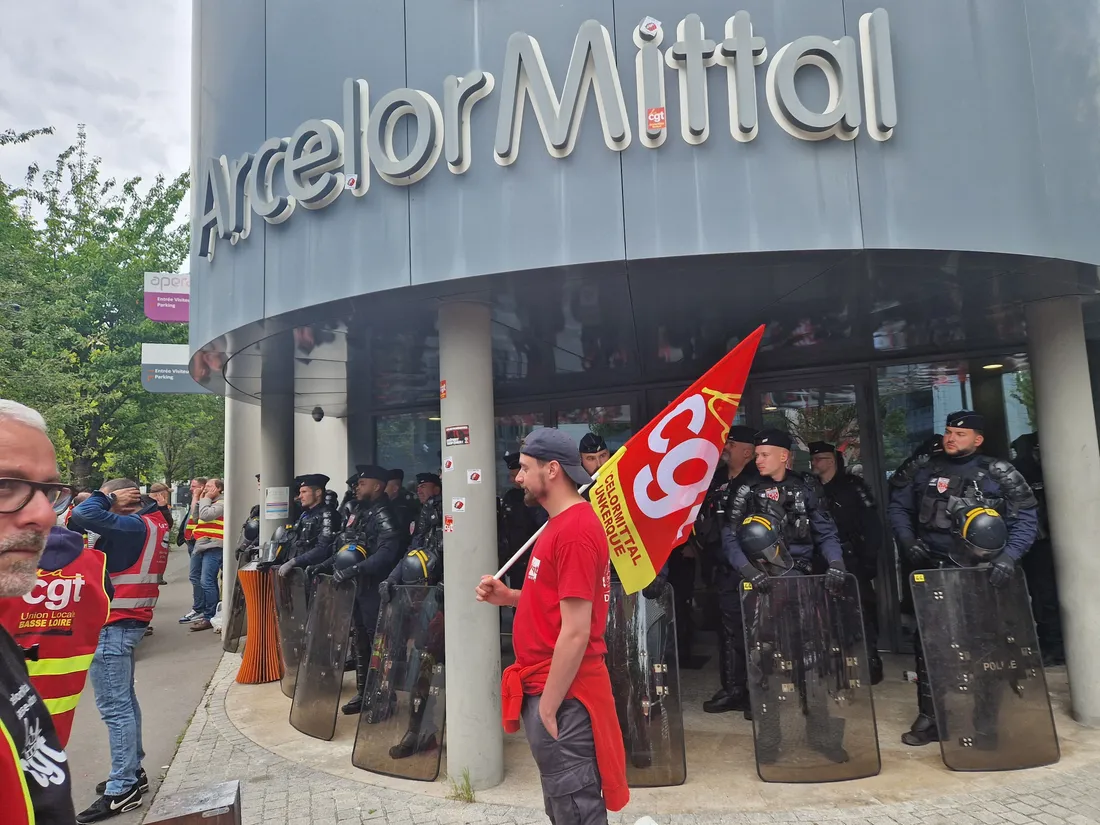 Pendant la mobilisation se tenait un CSE central au siège d'ArcelorMittal France.