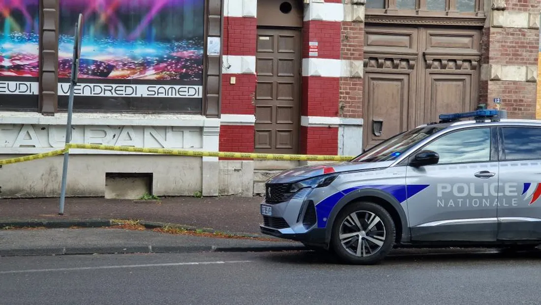 Un balisage a été mis en place pour interdire l'accès au trottoir devant la discothèque. 