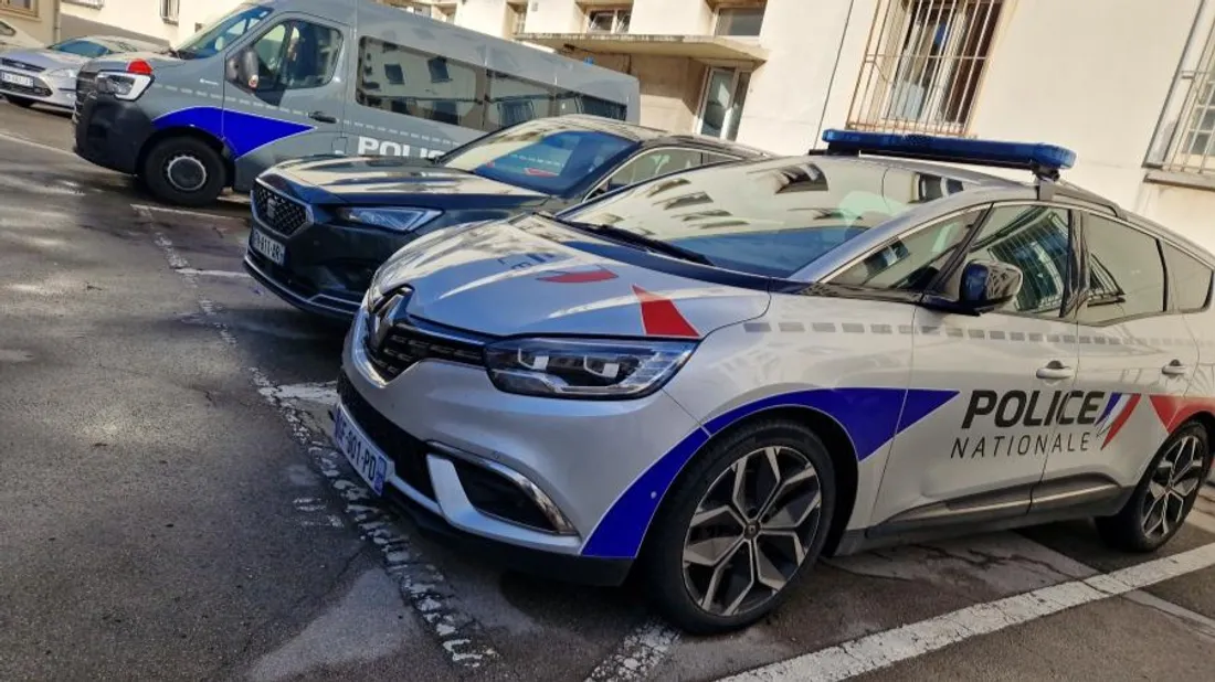 Les policiers sont parvenus à arrêter l'individu rapidement. 