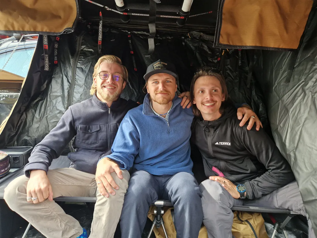 Alexis, Tom et Guillaume assis à l'intérieur de leur tente 