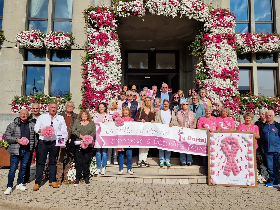 Devanture fleurie de la mairie de Le Portel avec un groupe d'une vingtaine de personnes