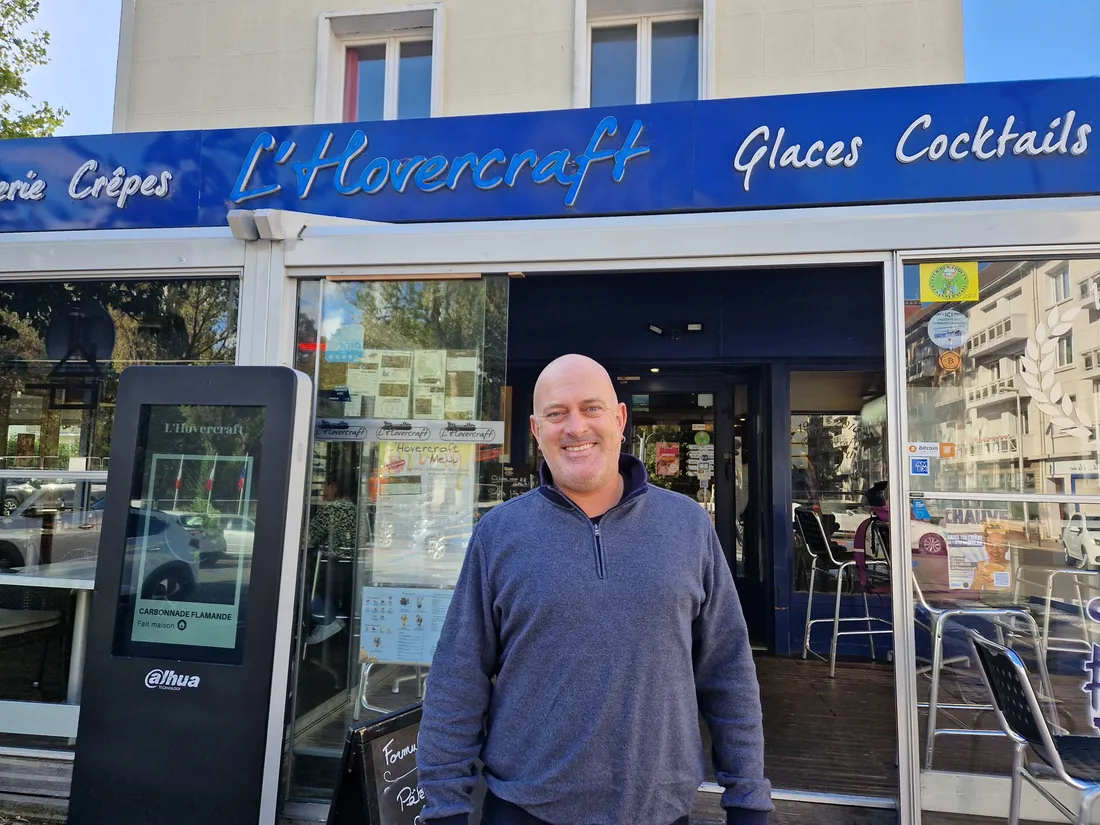 Dan Snowden devant son restaurant l'Hovercraft à Calais