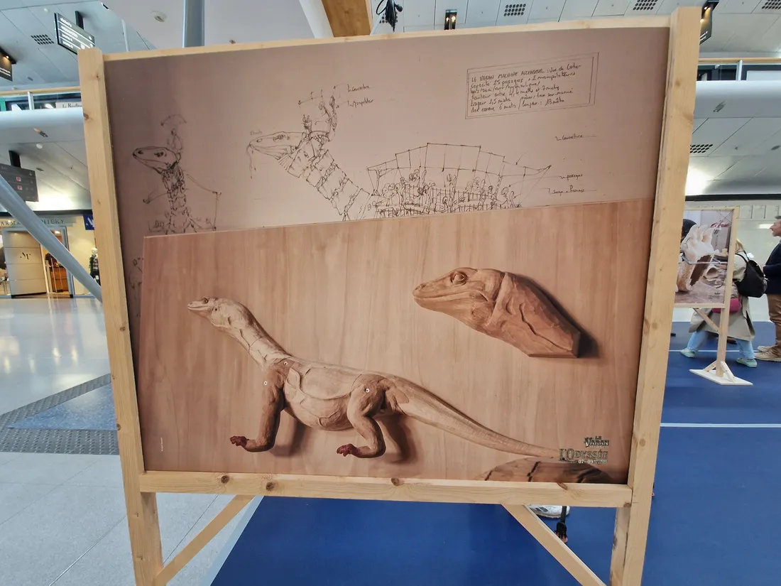 Image d'une photographie représentant une ébauche de varan dans du bois