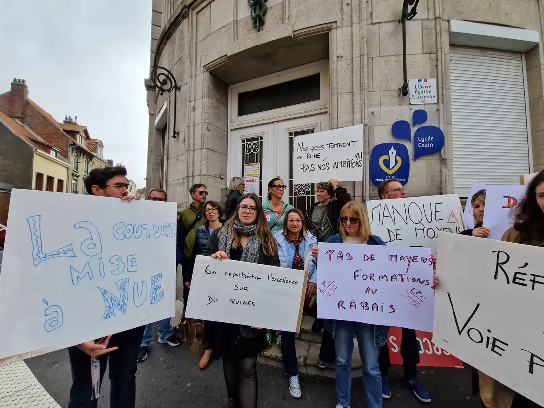 Les enseignants se sont réunis à midi devant le lycée pour dénoncer le manque de moyens