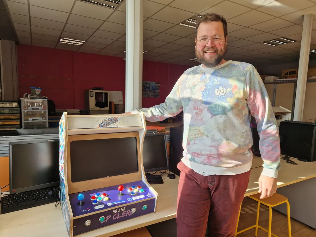 Mathieu Malfoy (à l'image) et ses élèves construiront des bornes de ce type pendant quatre jours