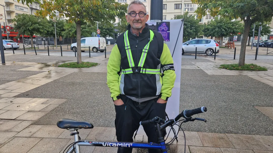 Ancien motard devenu cycliste, Christophe s'est vu remettre un harnais de haute visibilité 