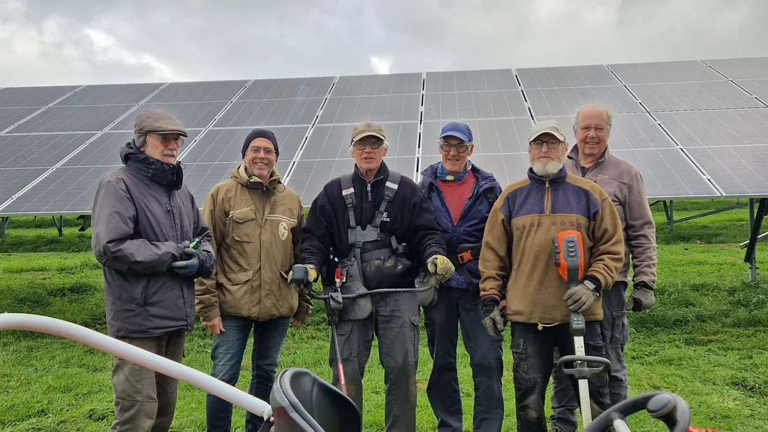 François Mulet (deuxième à gauche) et les bénévoles s'activent avant l'inauguration.