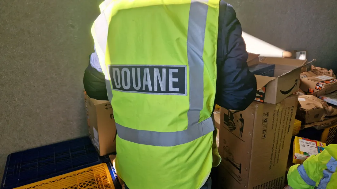 Les agents de douane ont vérifié plusieurs colis provenant du Royaume-Uni.