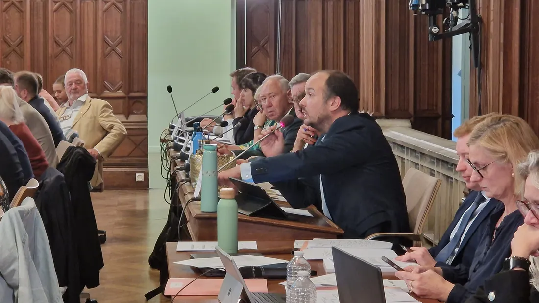 La surveillance des cantines dans les écoles de Calais fait débat.