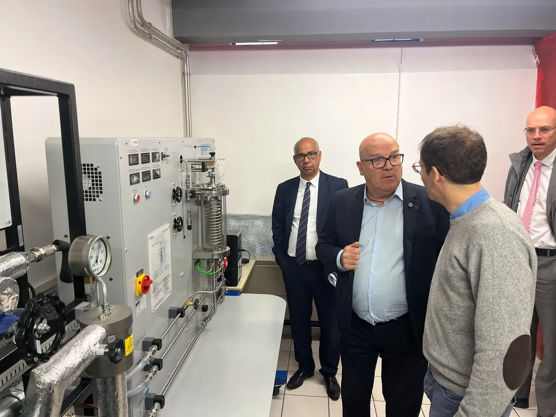 Bruno Bonnell, au centre, secrétaire général à l'investissement en charge de France 2030