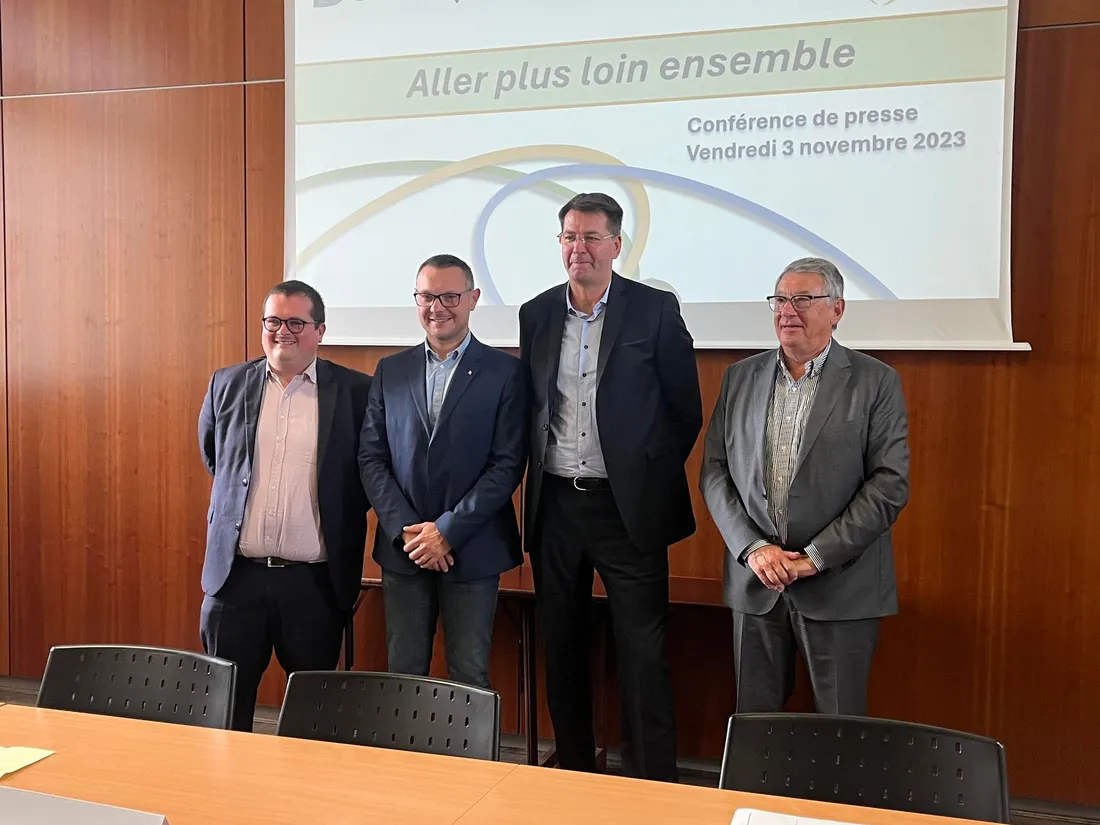 Les maires des trois communes concernées, aux côtés de Patrice Vergriete, Président de la CUD