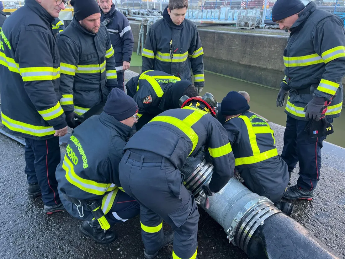 Les pompiers à pied d'œuvre pour faire fonctionner les pompes à Mardyck