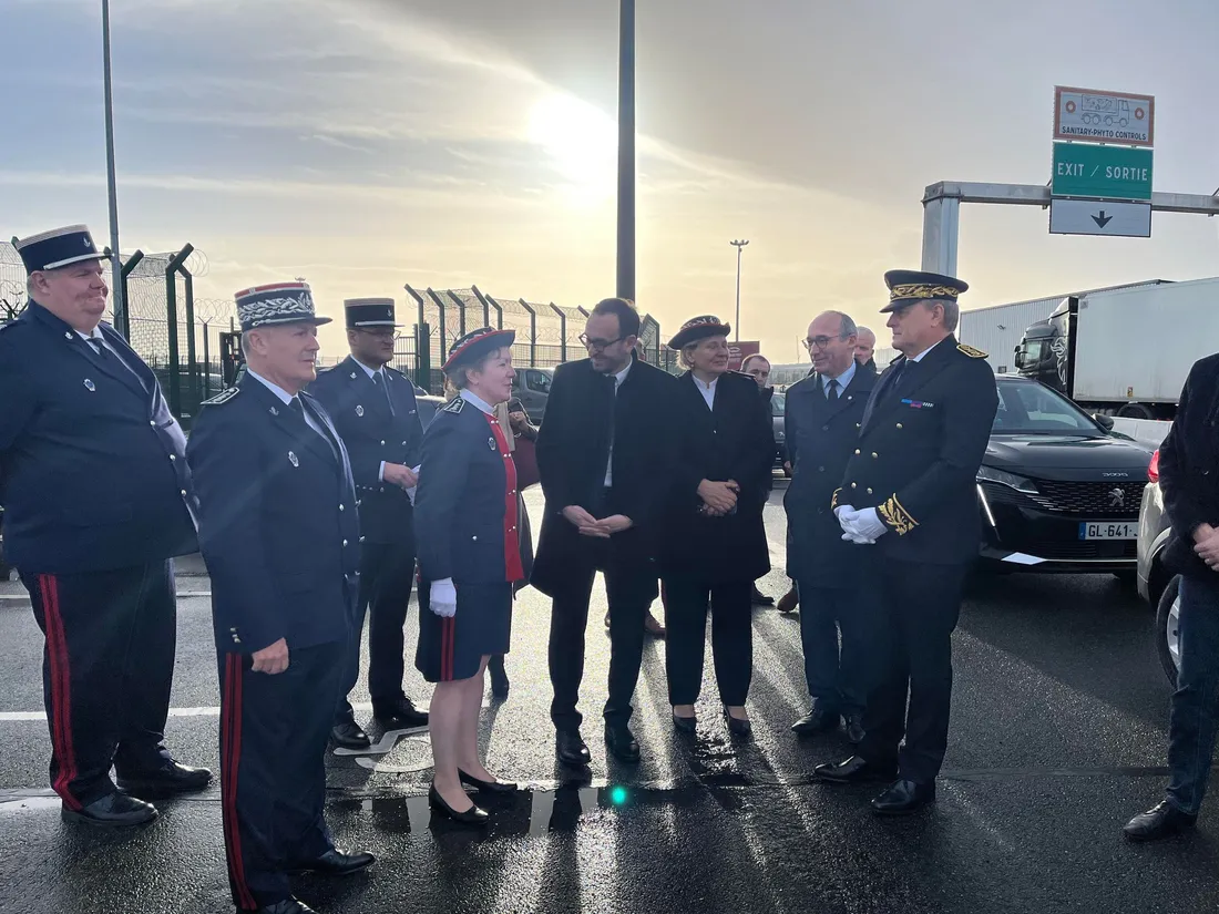 Thomas Cazenave, Ministre des Comptes Publics, aux côtés des représentants des Douanes