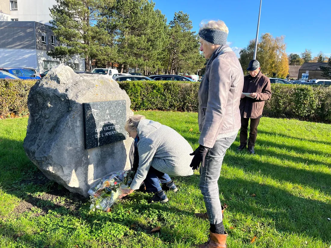 Des fleurs ont été déposés devant la stèle située devant la Polyclinique de Grande-Synthe
