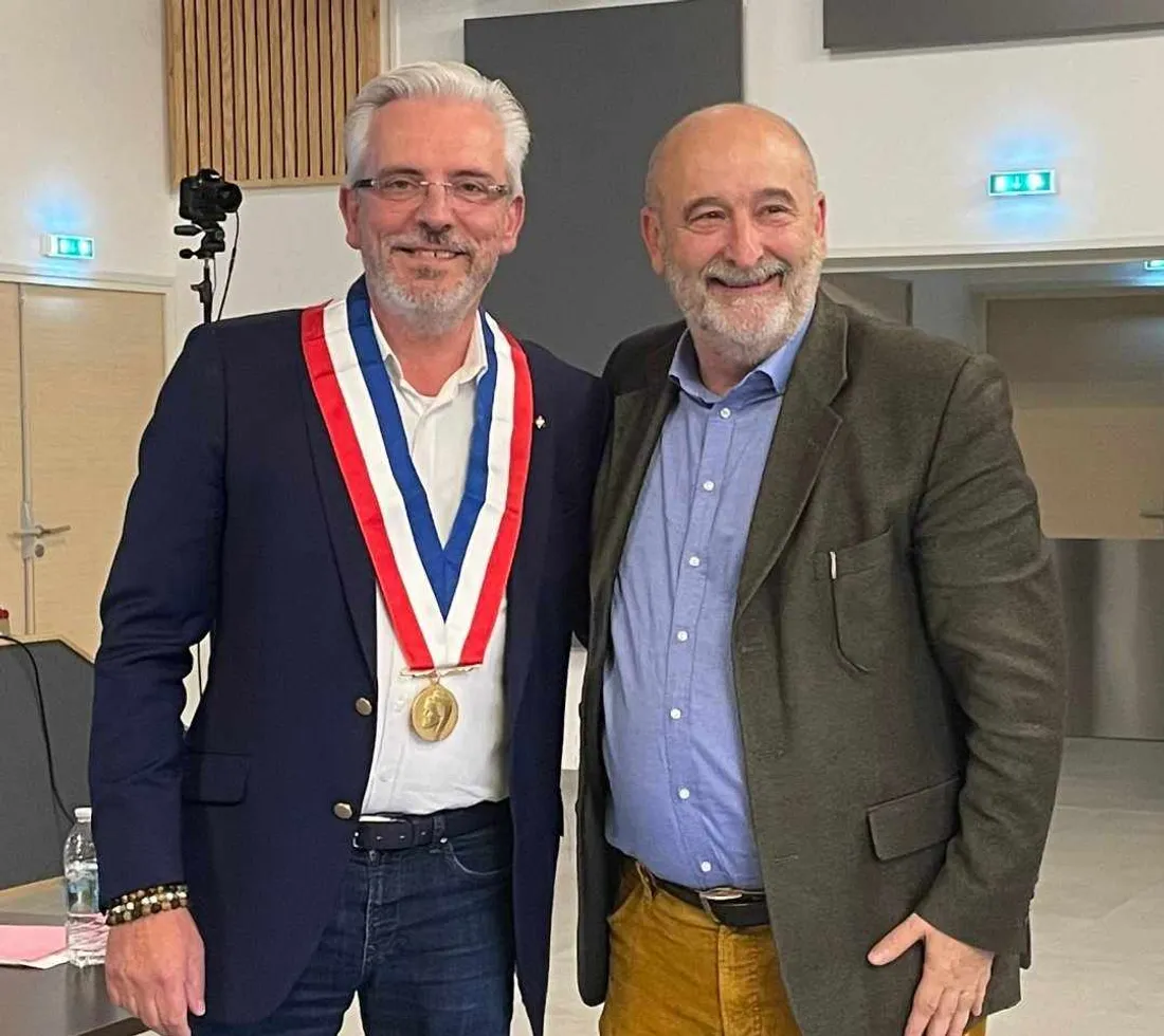 Michel Pesch (à gauche) succède à Franck Dhersin (à droite) à la mairie