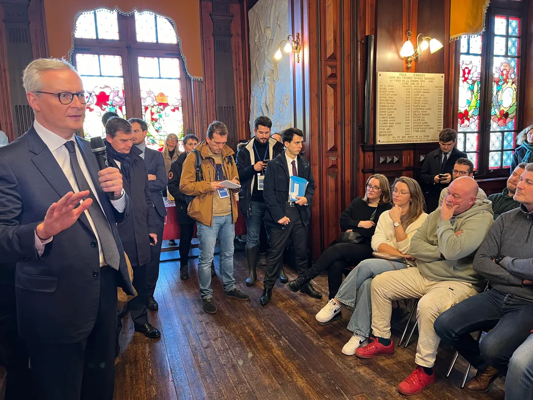 Bruno Le Maire s'est exprimé devant plusieurs sinistrés à Arques.