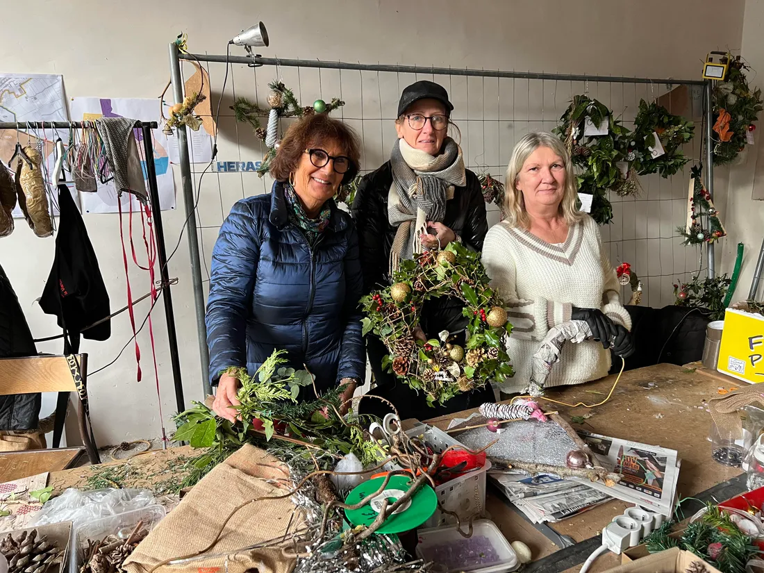 Les bénévoles se sont installés dans une salle de la mairie pour mener à bien le projet.