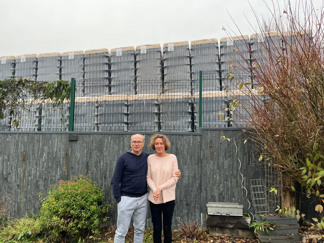 Le couple Davoine, dans son jardin, face à la zone de stockage de la brasserie 3 Monts