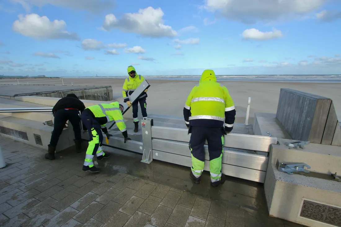 Les agents ont installé des batardeaux sur la digue de Malo