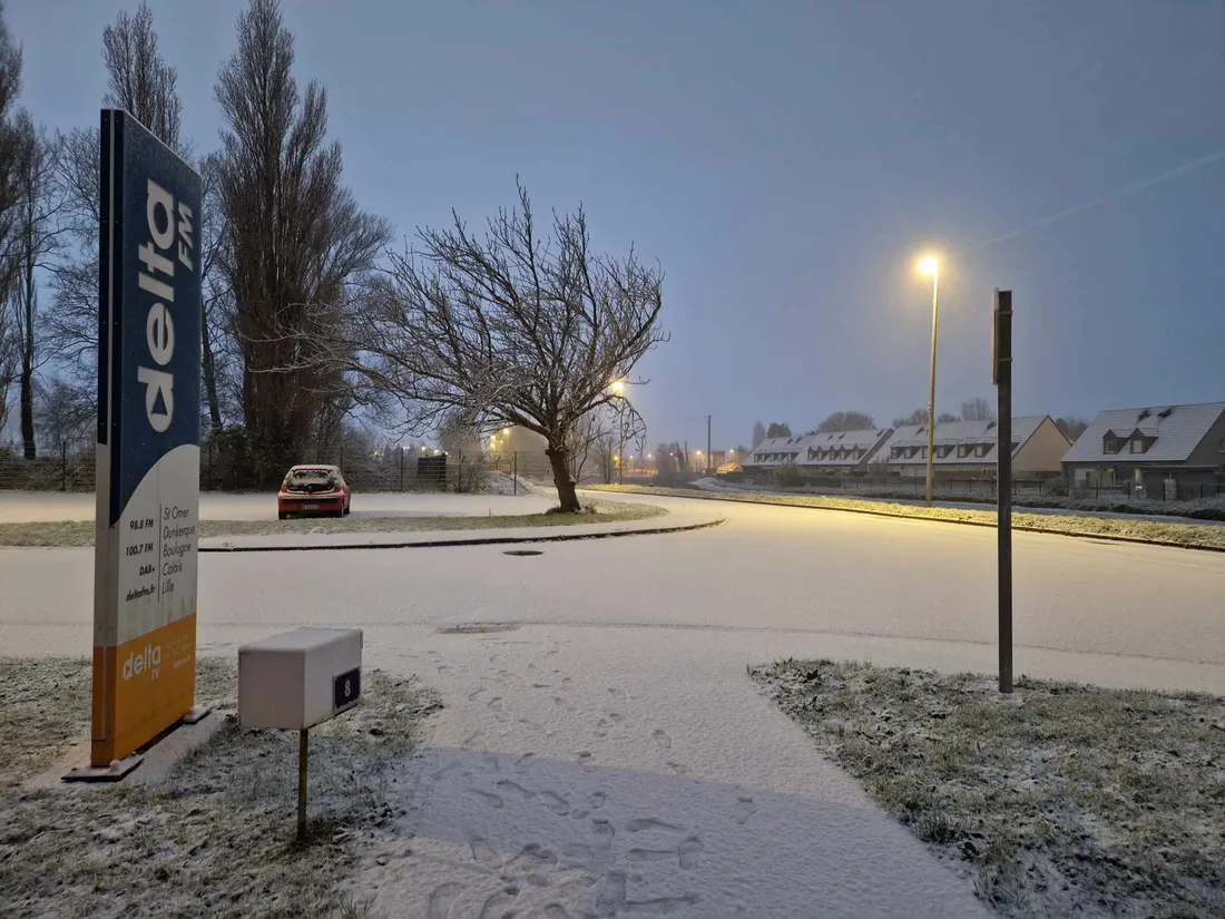 La neige tombe devant les studios de la radio
