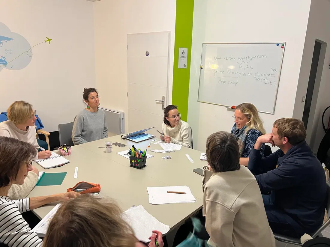 Les adultes se réunissent plusieurs fois par semaine pour apprendre à progresser en anglais. 