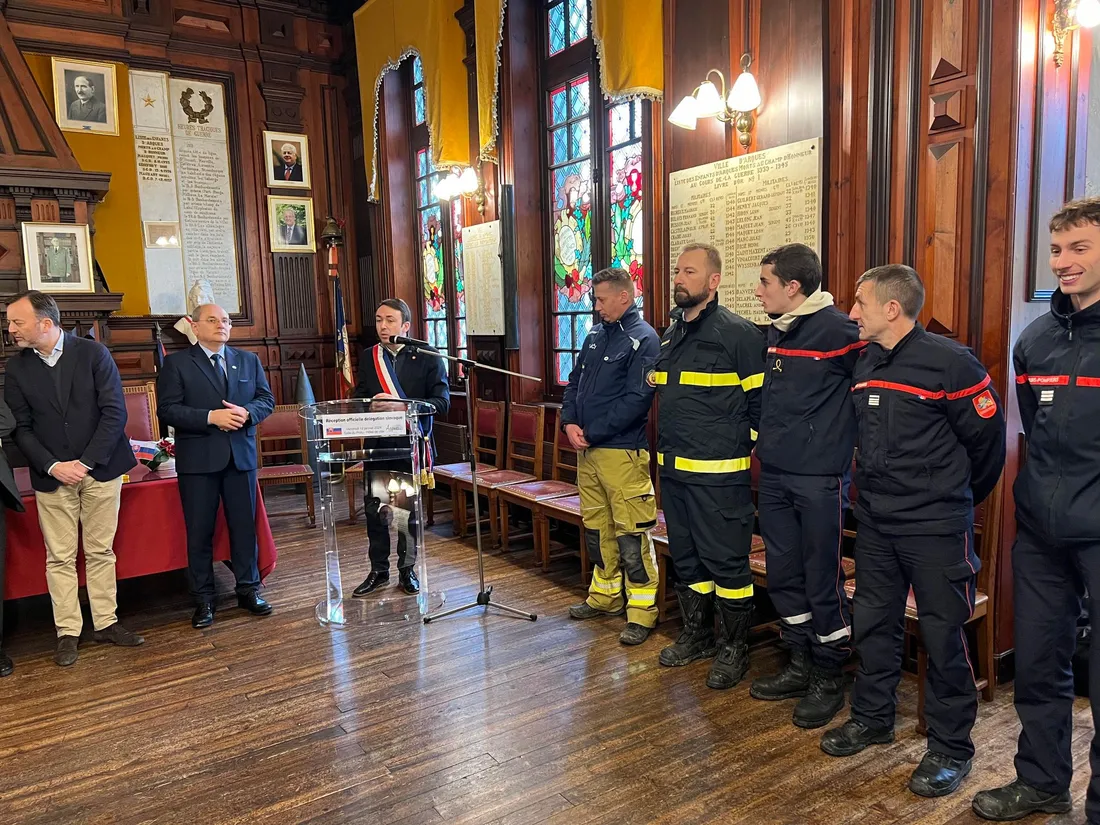 Ils ont été décorés vendredi à la mairie d'Arques.