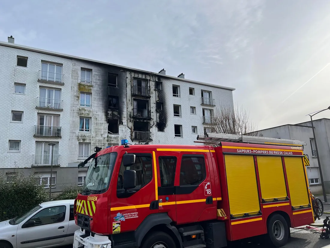 Les flammes ont également fait des dégâts sur les appartements à proximité. 