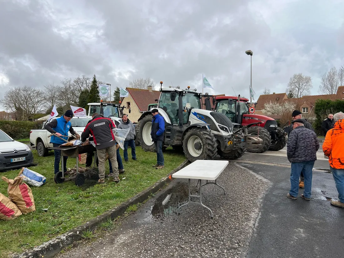 Les agriculteurs étaient ce matin devant la DREAL à Gravelines. 